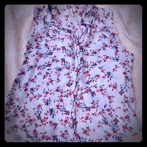 Sleeveless button up top